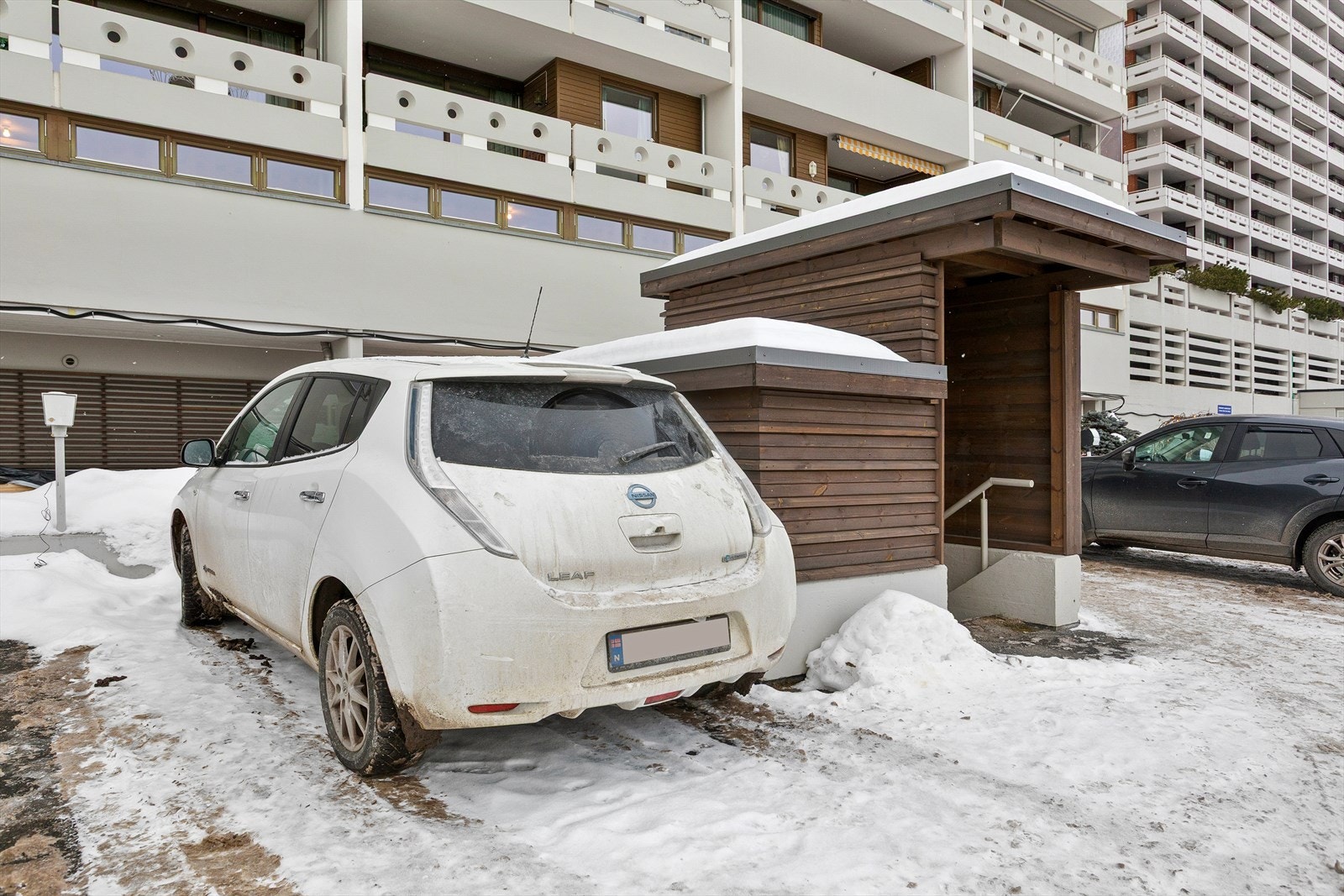 Leiligheten disponerer en parkeringsplass utenfor blokken ved nr. 83 Galleribilde