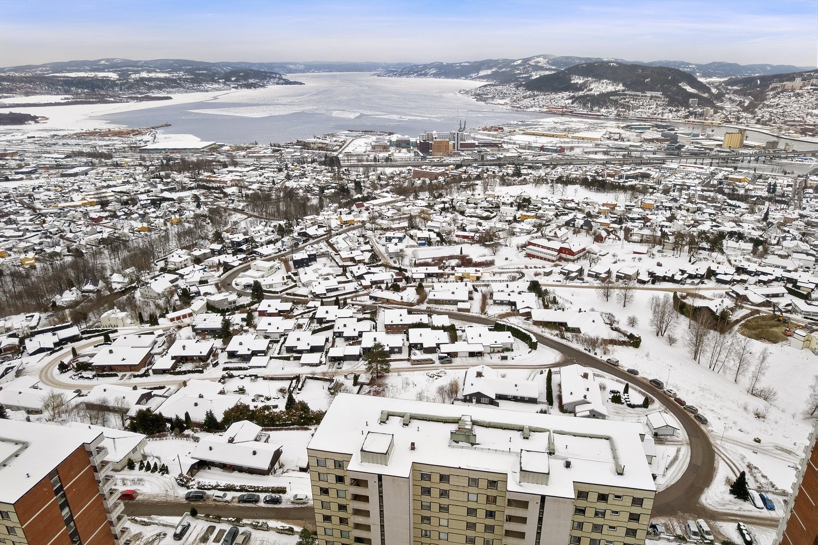 Leiligheten ligger stille og tilbaketrukket på Strøtvet, med kort vei til bussholdeplass og byen for øvrig Galleribilde