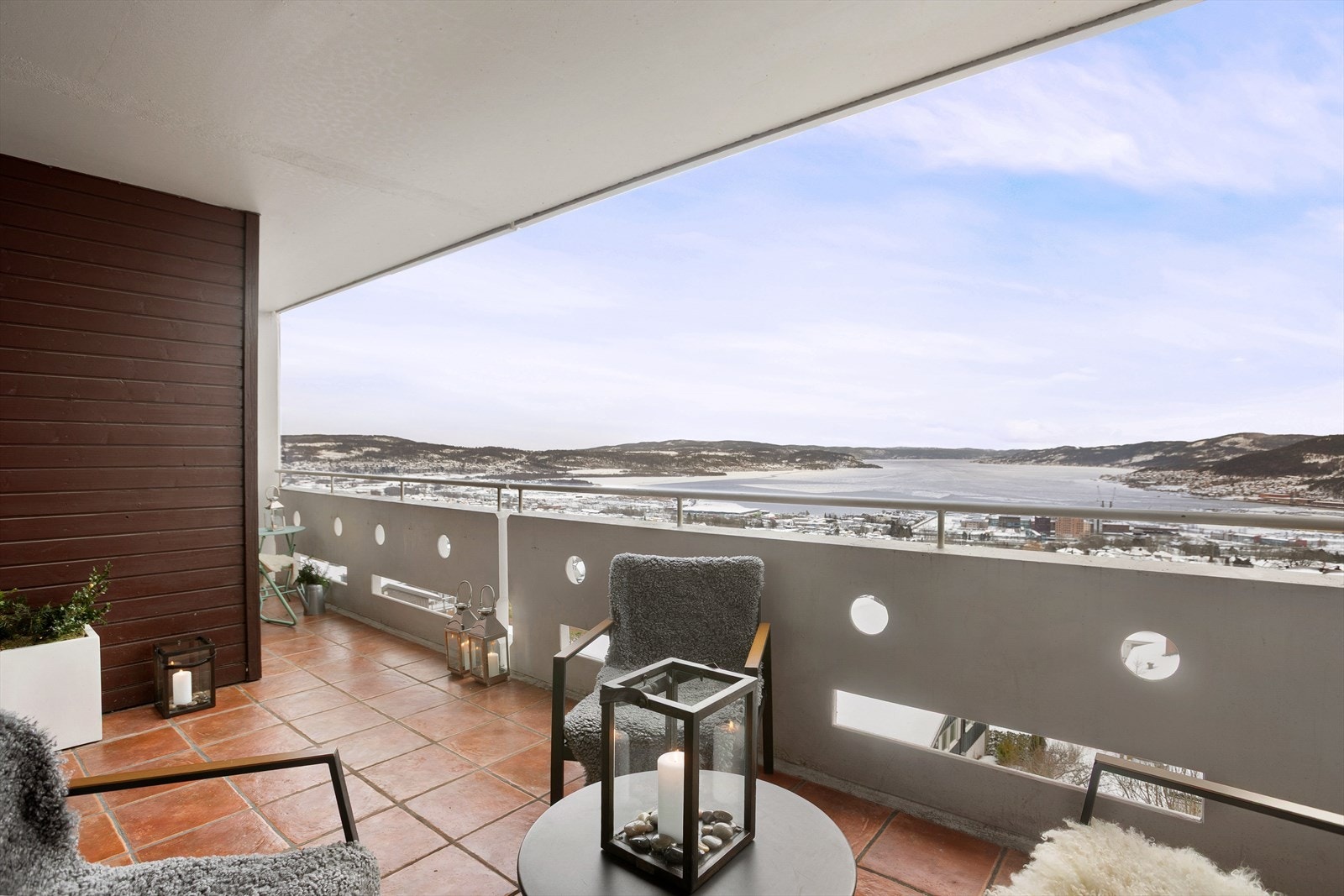 Leiligheten har en flott, takoverbygget, veranda med nydelig utsikt Galleribilde