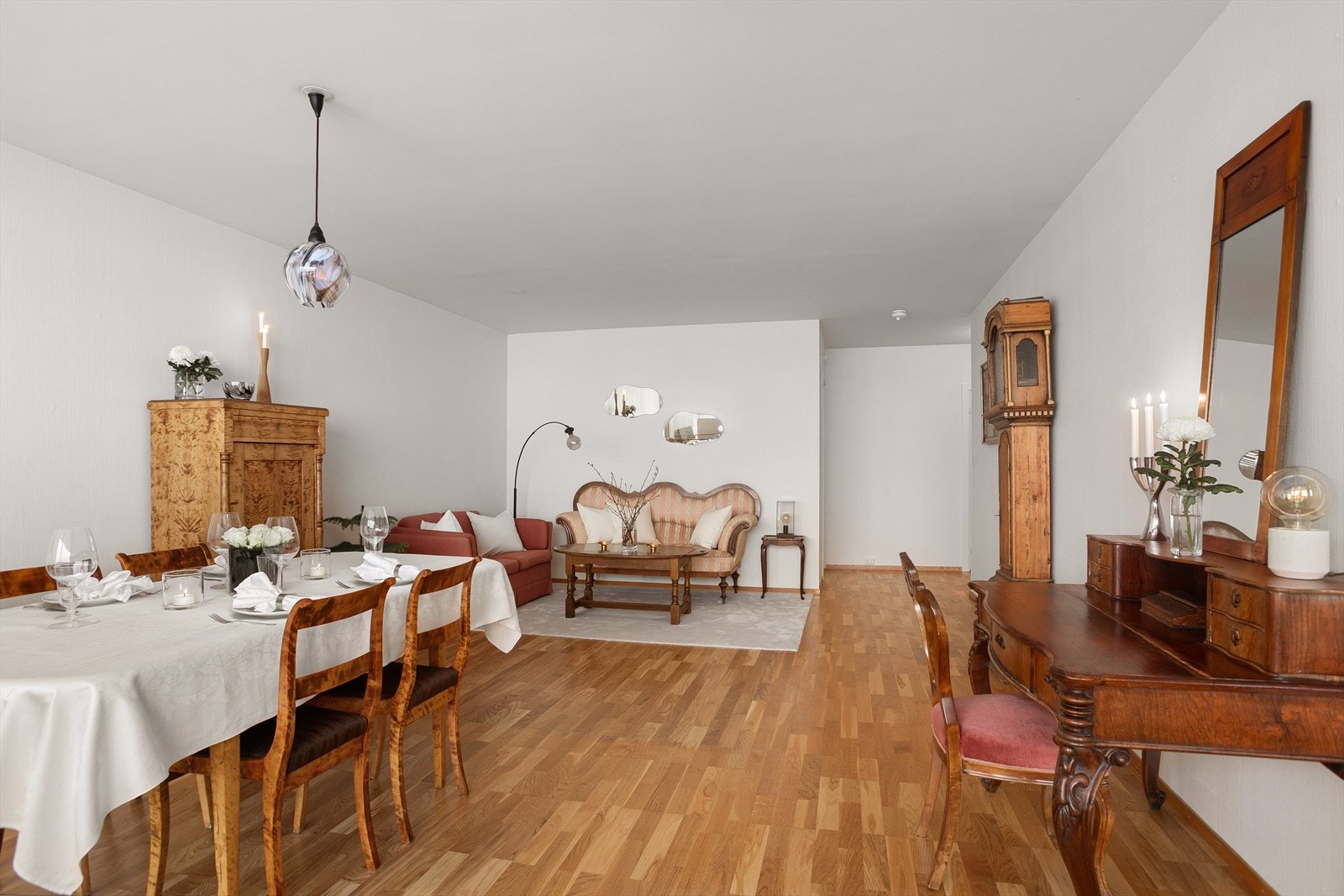 Naturlig plassering for både sofagruppe og spisestue Galleribilde