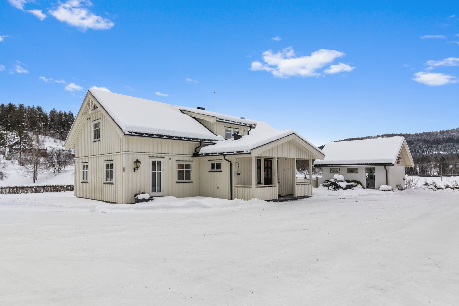 Hovedhuset har overbygget inngangsparti Galleribilde