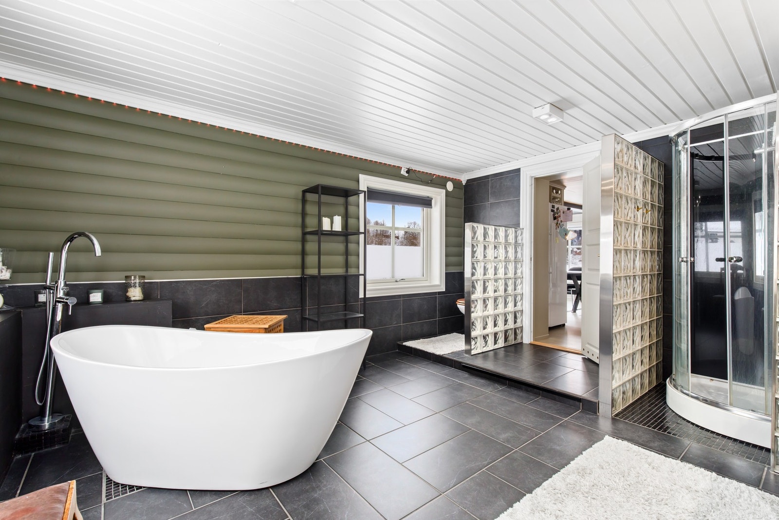 Innenfor badet ligger det et soverom Galleribilde