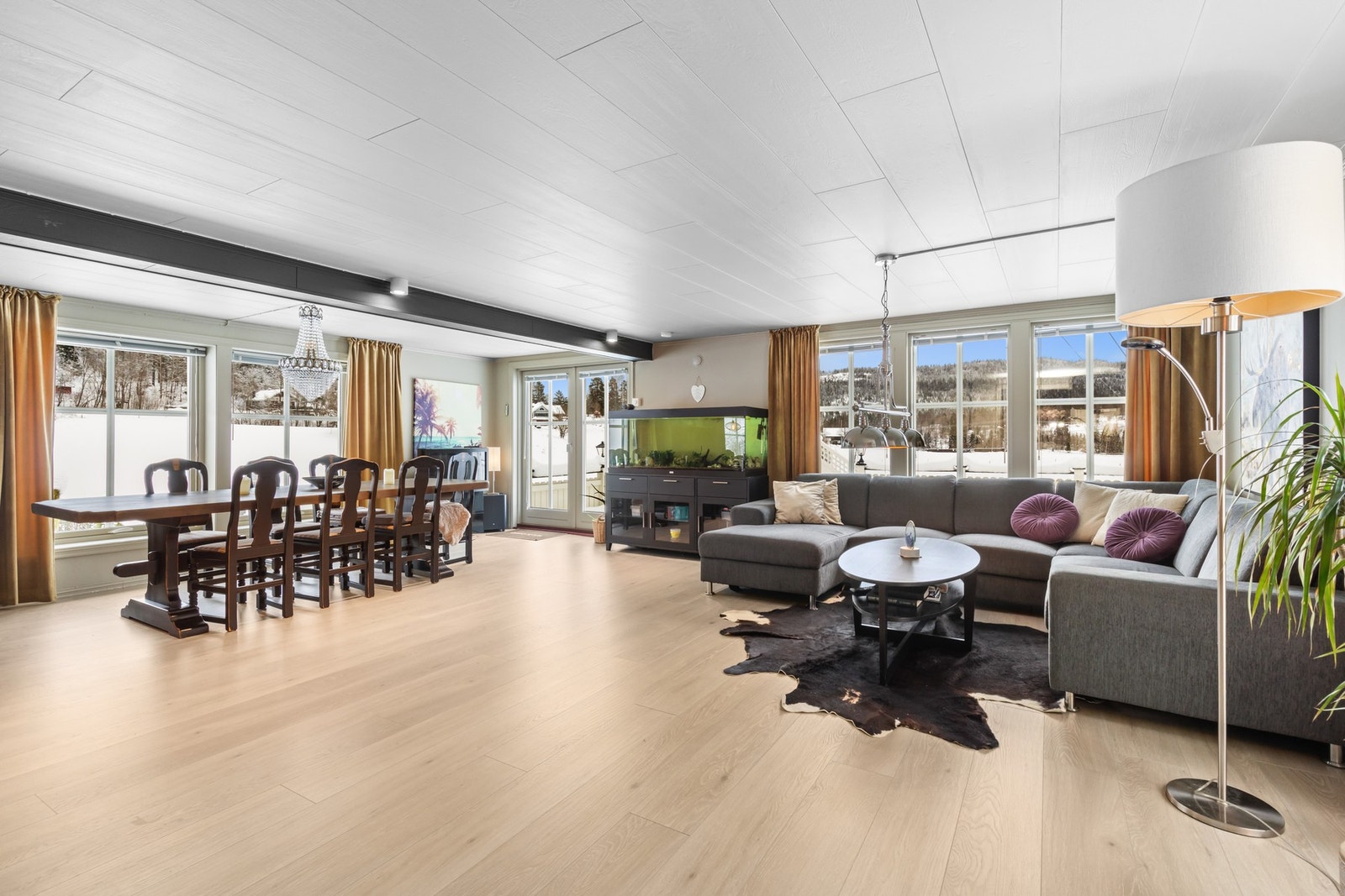 Stuen har store vinduer ut mot hagen Galleribilde