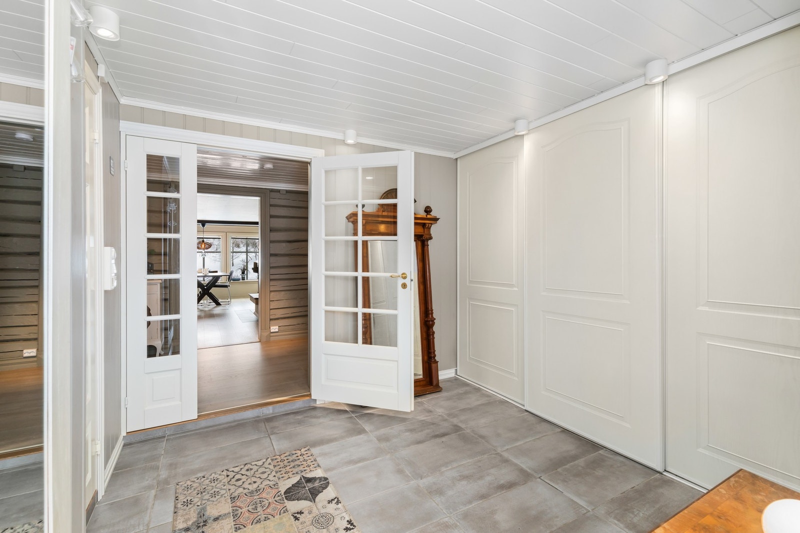 Glassdør inn mot gangen innenfor Galleribilde