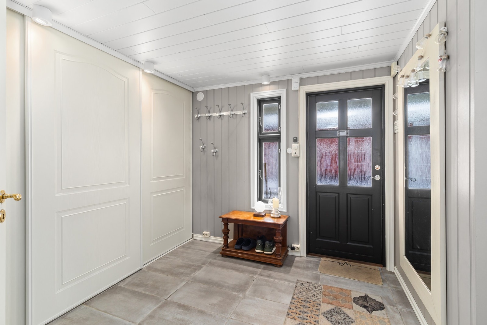 Romslig inngangsparti med garderobe og tilstøtende vaskerom Galleribilde