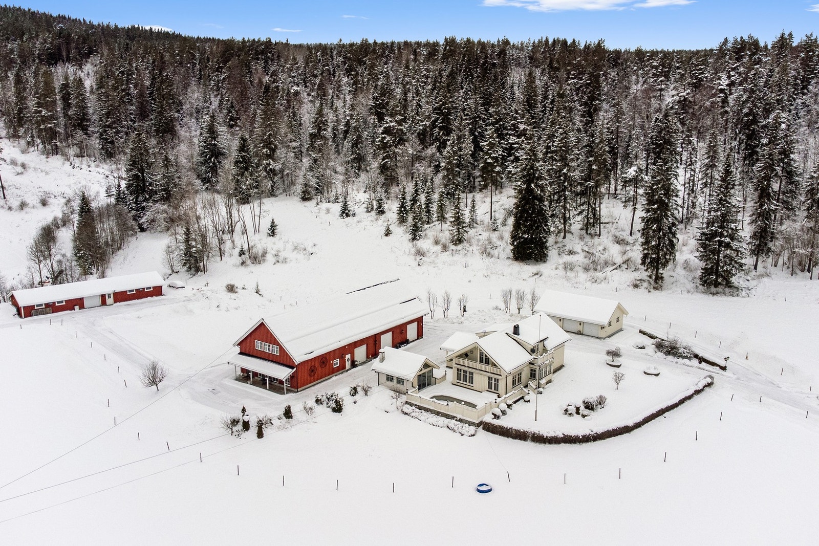 Mellom bygningene er det et romslig gårdstun Galleribilde
