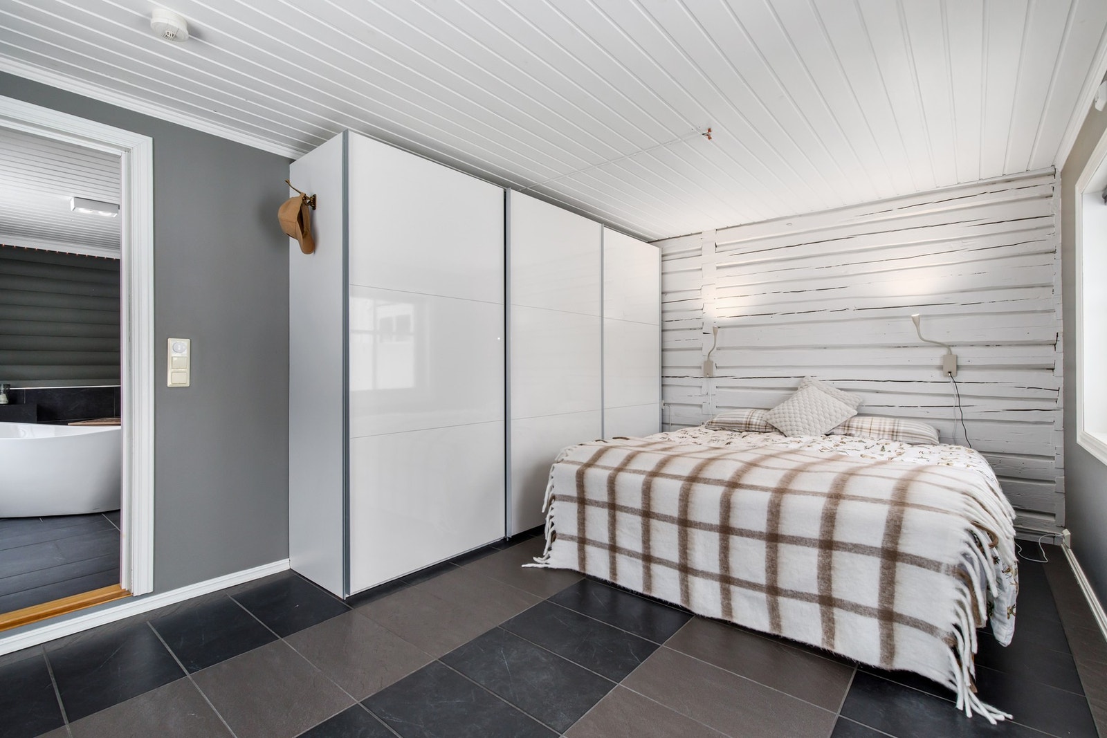 Stort garderobeskap Galleribilde