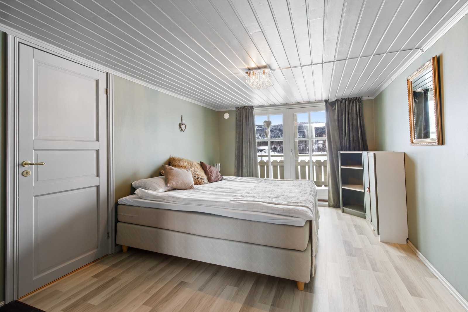 Soverom med utgang til luftebalkong. Kott på hver side. Galleribilde