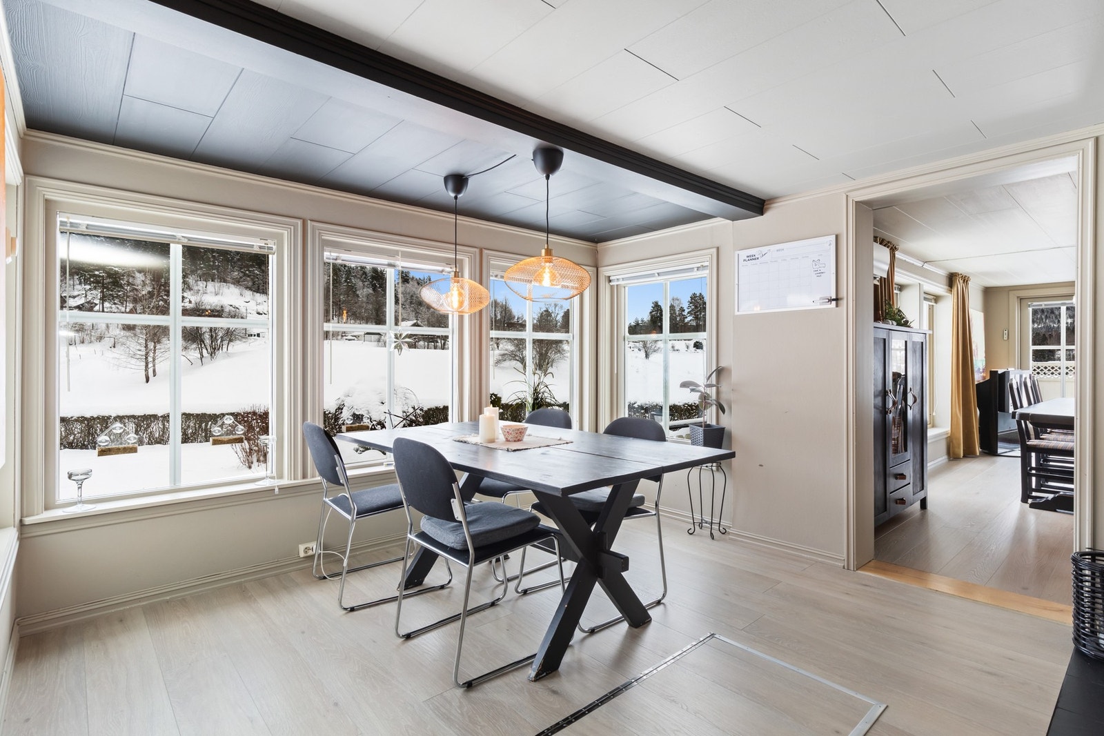 Plass til stort spisebord i karnapp Galleribilde