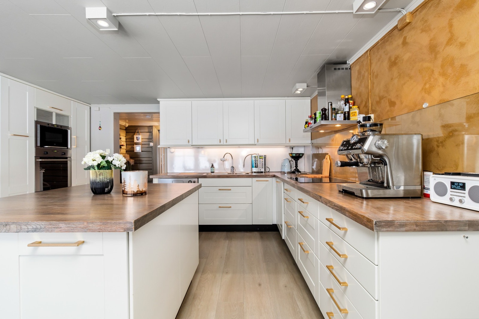 Rikelig med både benke- og skapplass Galleribilde