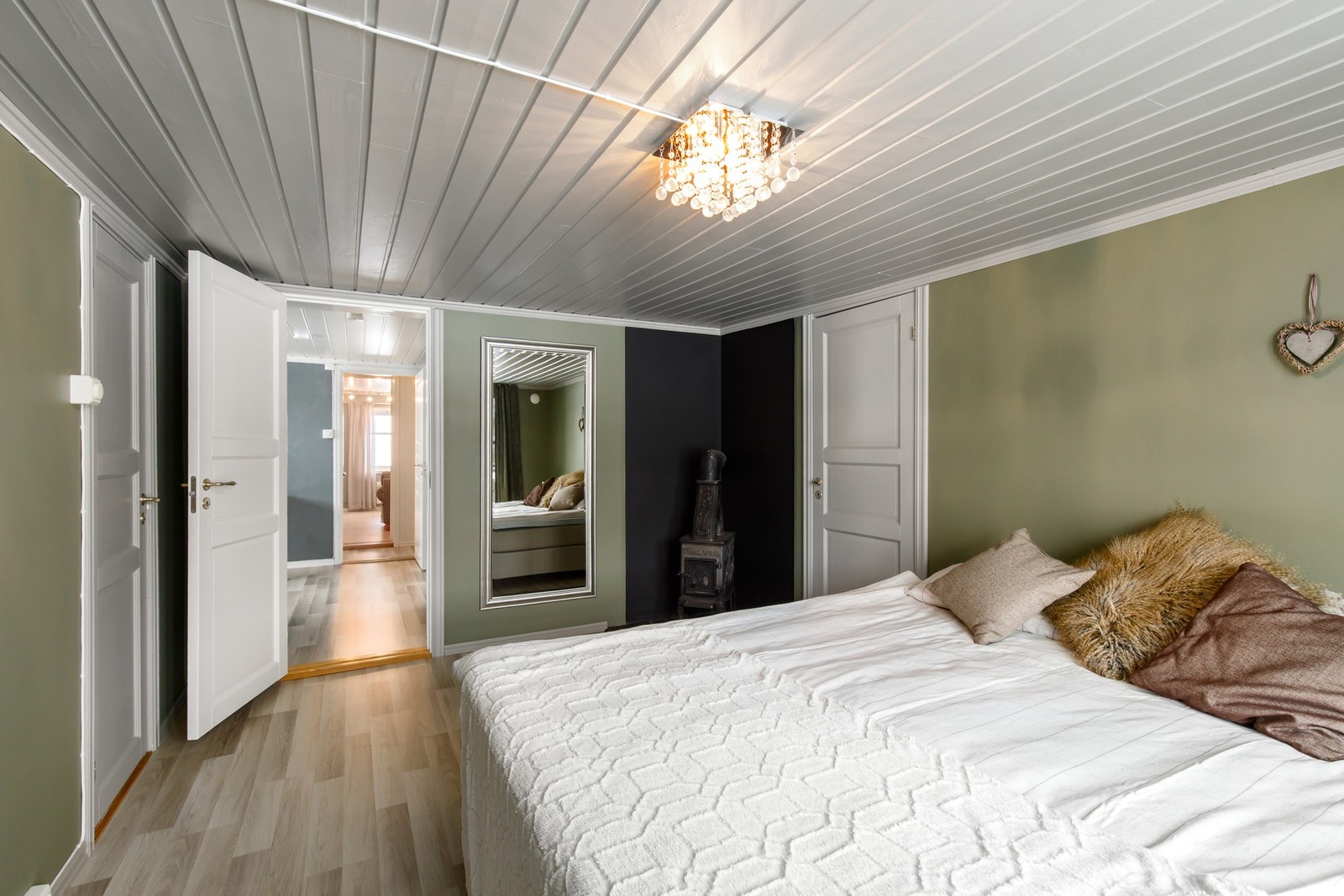 Dekorativ vedovn i hjørnet Galleribilde