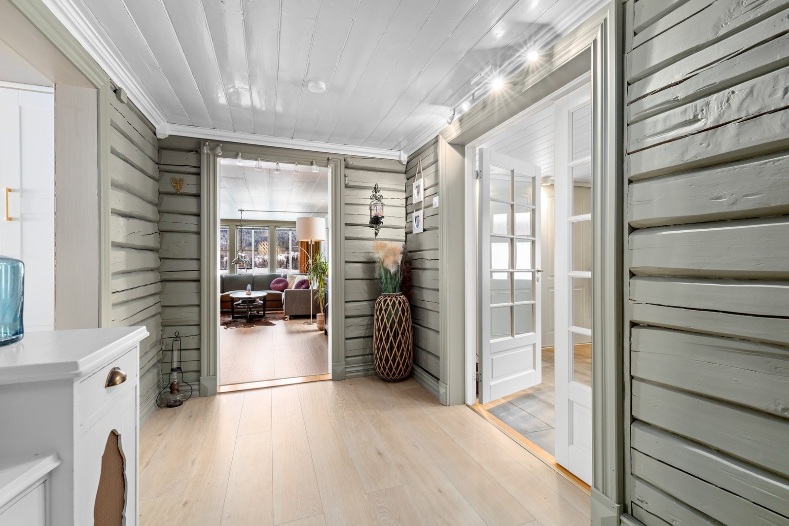 De flotte tømmerveggene er gjort synlige i gangen Galleribilde