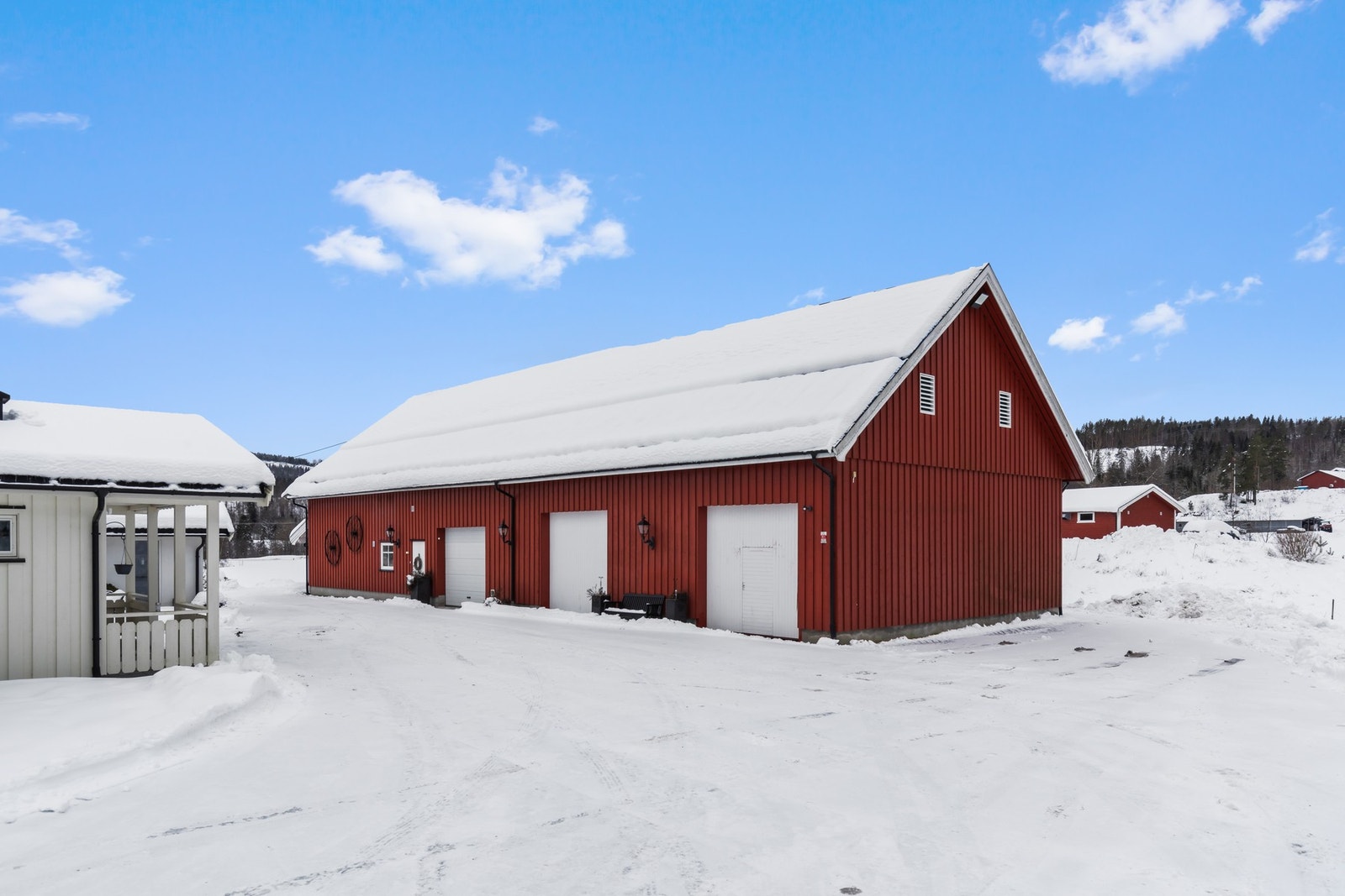 Låven har både garasjer, oppbevaring og gårdsbutikk Galleribilde