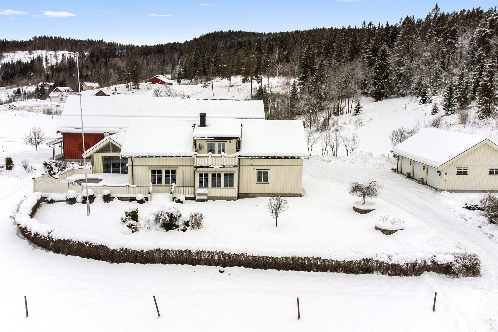 Hagen er innrammet av hekk Galleribilde