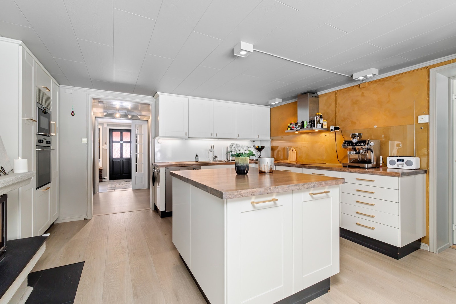 Kjøkkenet har peisovn og kjøkkenøy Galleribilde