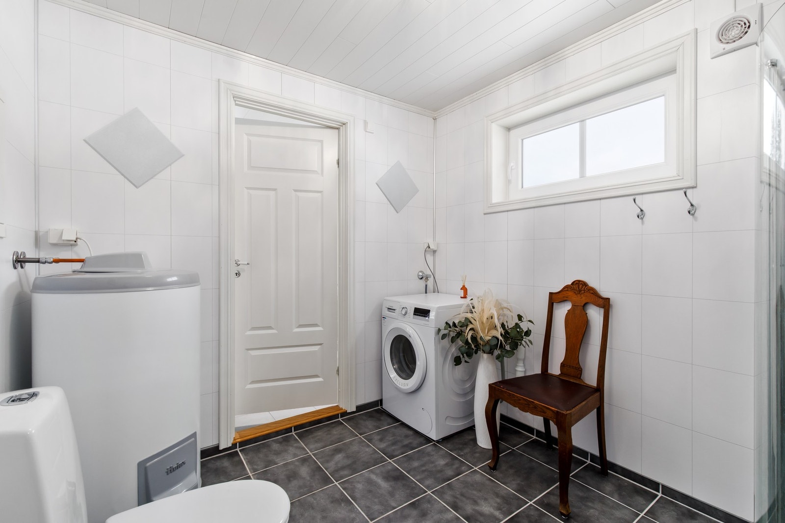 Bad/vaskerom like innenfor døren Galleribilde