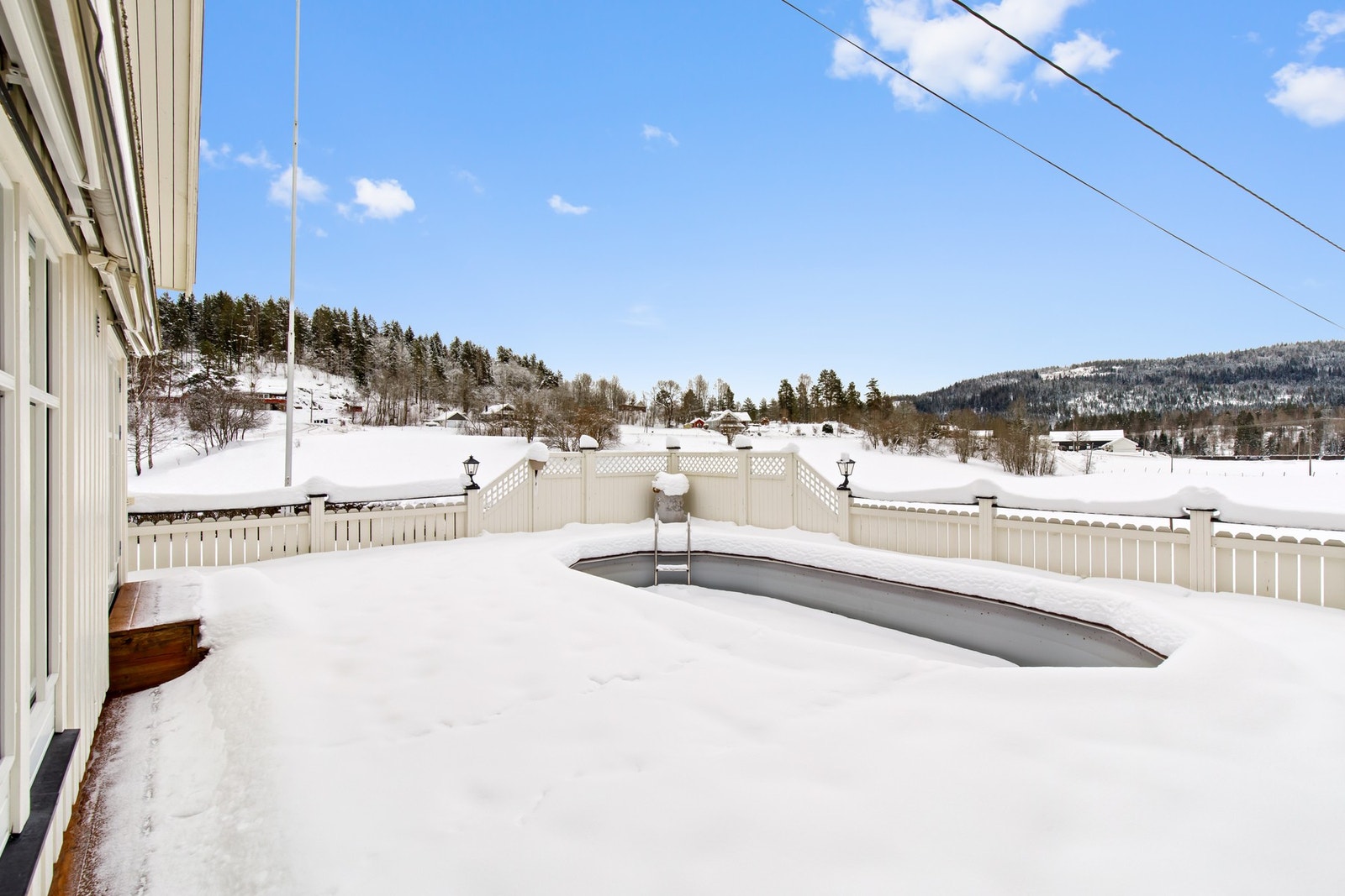 På terrassen er det basseng Galleribilde