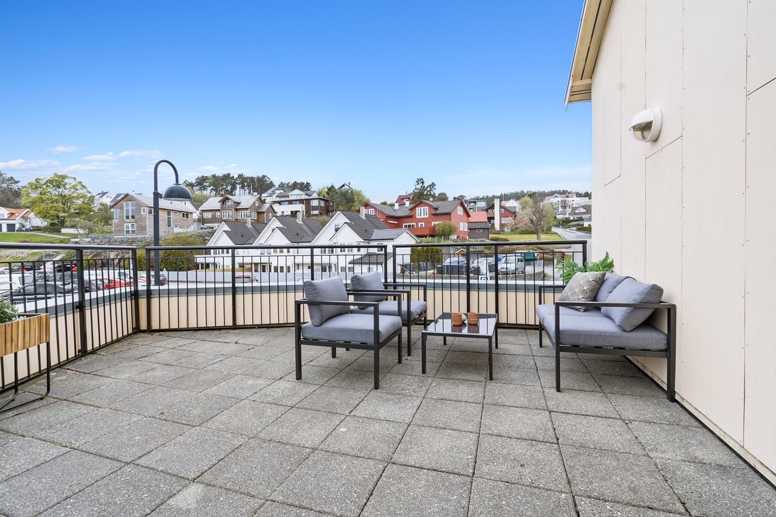 Solrik fellesterrasse som ligger i samme etasje som leiligheten Galleribilde