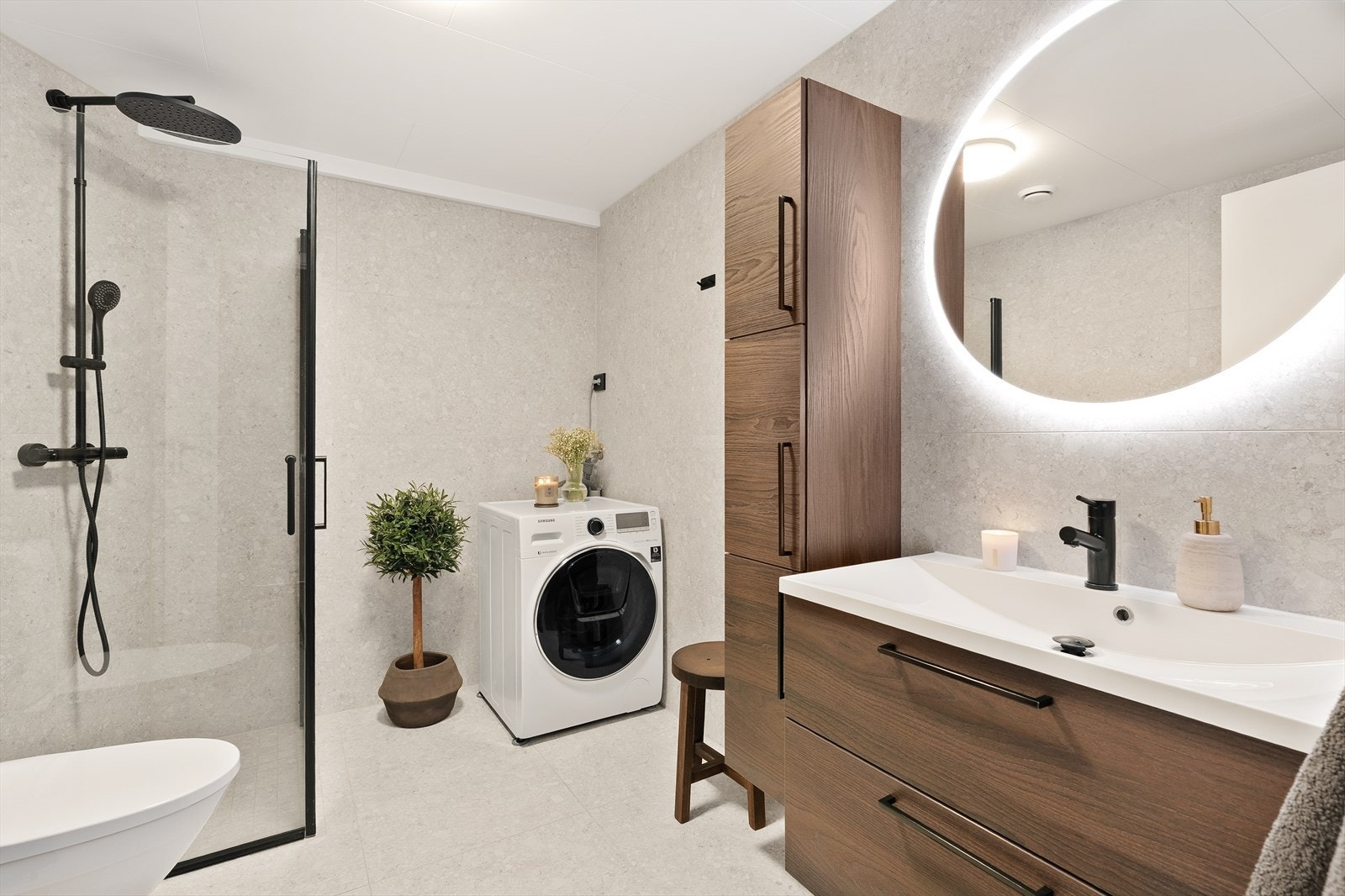 Lekkert, helfliset bad/vaskerom m/mosaikkfliser i nedsenket dusjsone Galleribilde