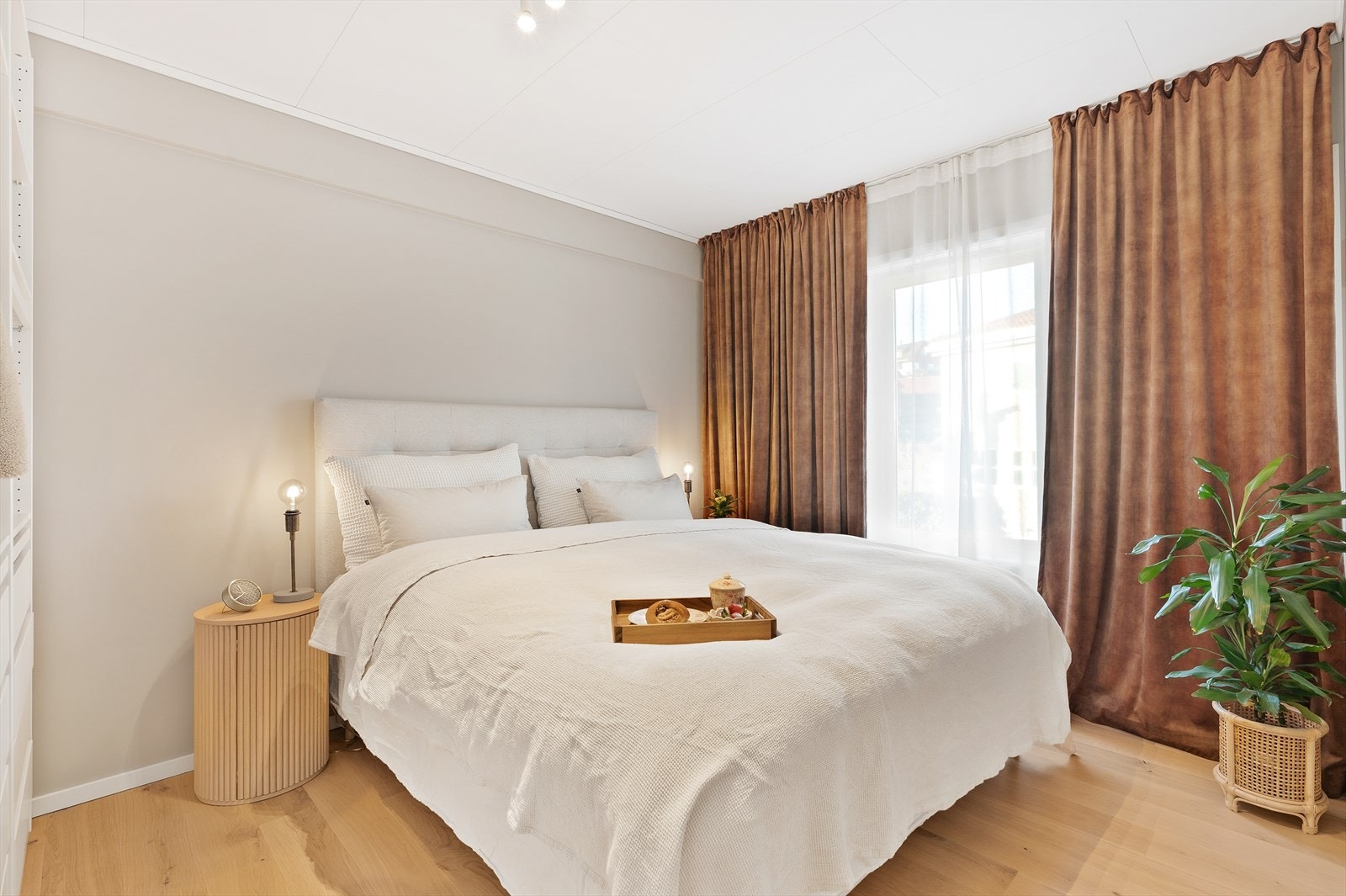 Takhengte gardinskinne, som gir en fin dekor til soverommet Galleribilde