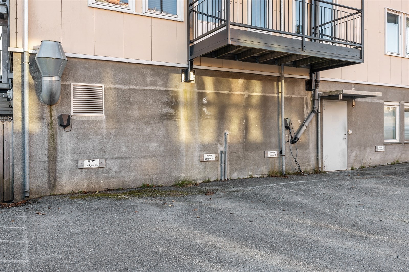 Merket parkeringsplass 4E m/elbil-lader Galleribilde