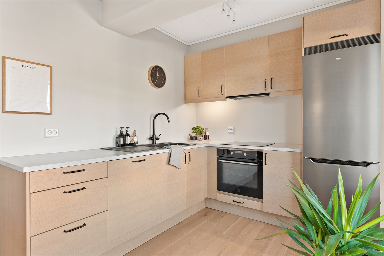 Integrert oppvaskmaskin, stekeovn, platetopp og frittstående kjøl/frys som er inkludert i salget Galleribilde