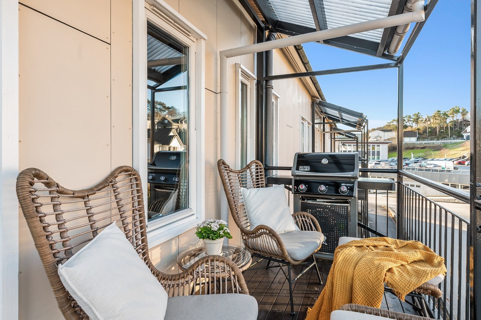 Usjenert balkong på byggets bakside inkl. ettermiddag- og kveldssol. Terrassedekke fra 2021 ble sist beiset i fjor. Galleribilde