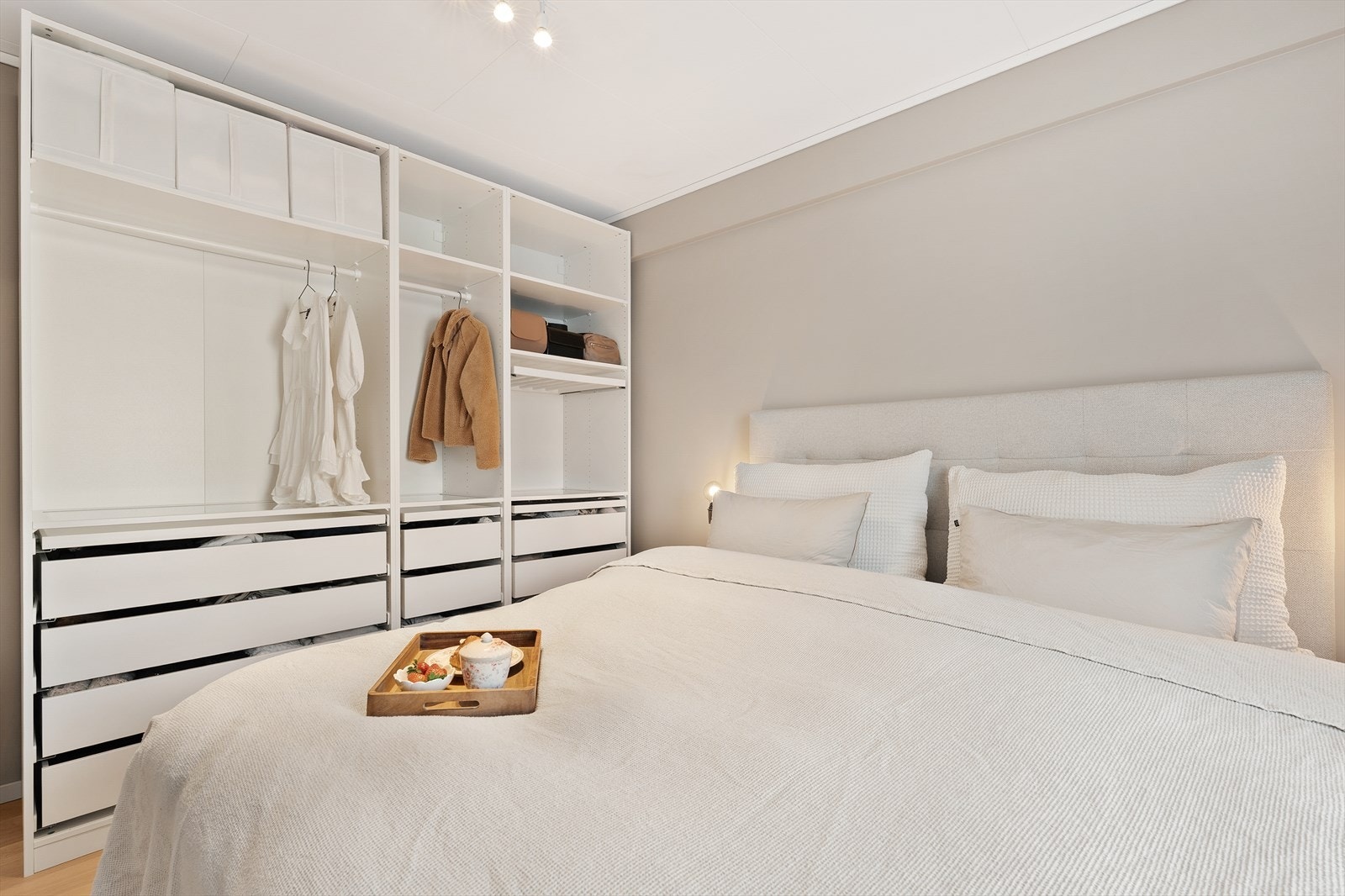 Hovedsoverom har installert et stort garderobeskap Galleribilde