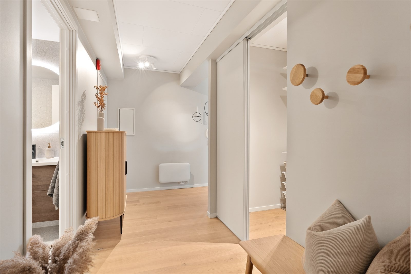 Gang m/skyvedør inn til walk-in-garderobe Galleribilde