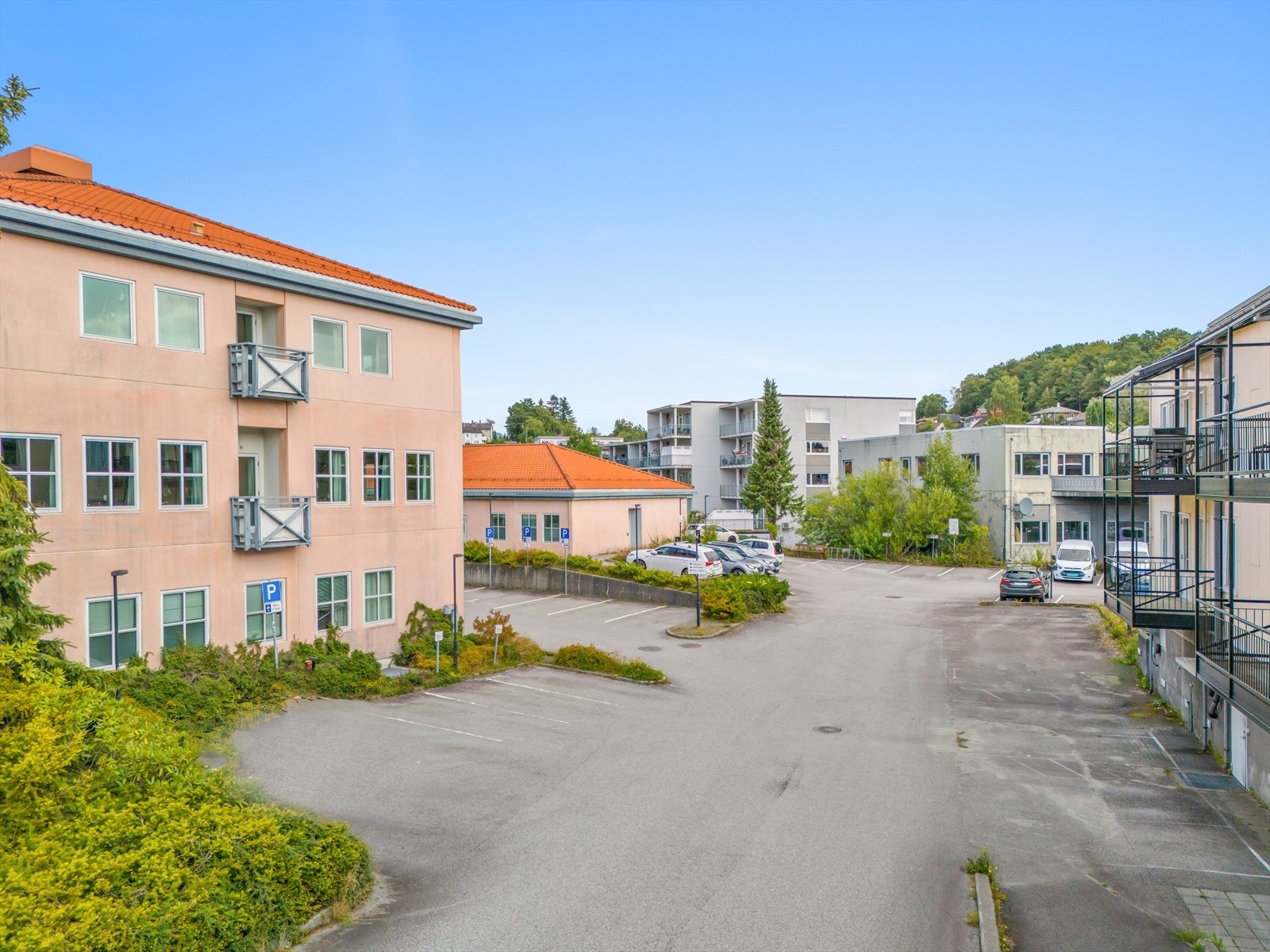 Leilighetsbygget ligger vis-a-vis rehabiliteringssenteret Galleribilde