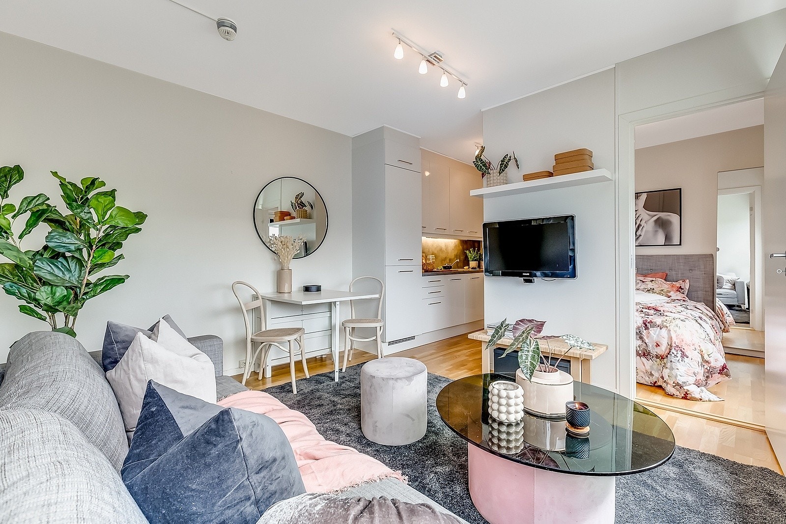 Felleskostnadene er på kr. 2 196,- måneden og inkluderer bla. internett, lån og renhold. Galleribilde