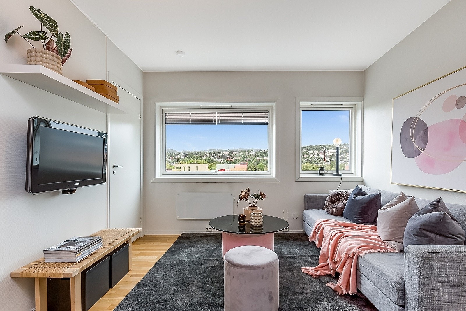 Det er store vindusflater som sørger for godt med naturlig lysinnslipp. Galleribilde