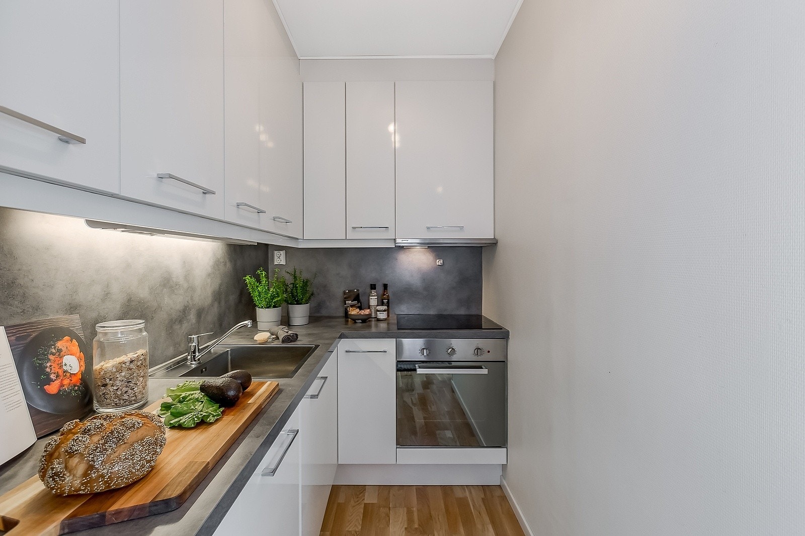 Kjøkkenet ble modernisert i 2012/13. Det holder en pen standard og er vurdert til tilstandsgrad 1 av takstmann. Kjøkkenet er utstyrt med integrerte hvitevarer som kombiskap oppvaskmaskin, platetopp, stekeovn og ventilator. Disse medfølger handelen. Galleribilde