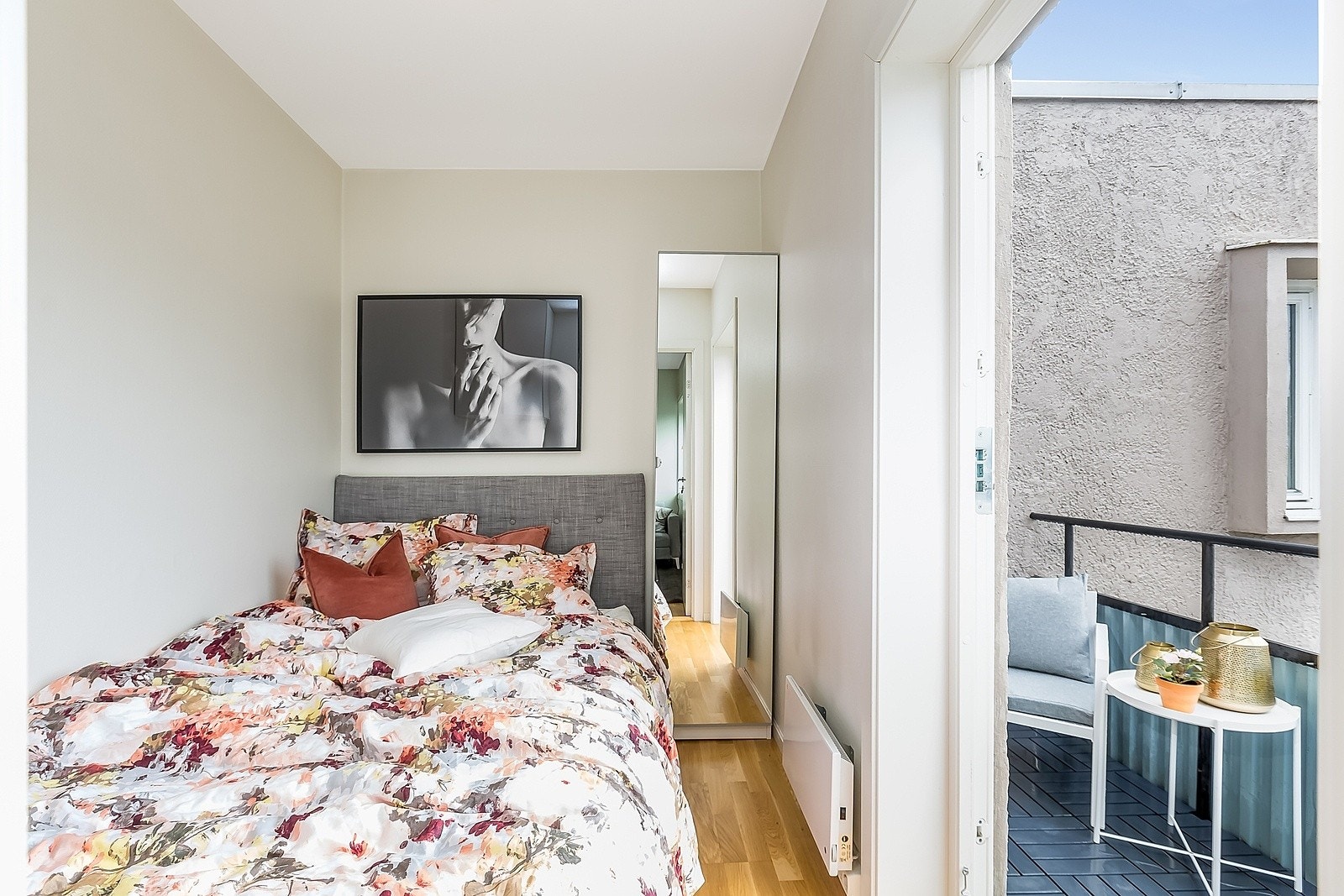 Fra soverommet er det direkte utgang til leilighetens balkong. Galleribilde