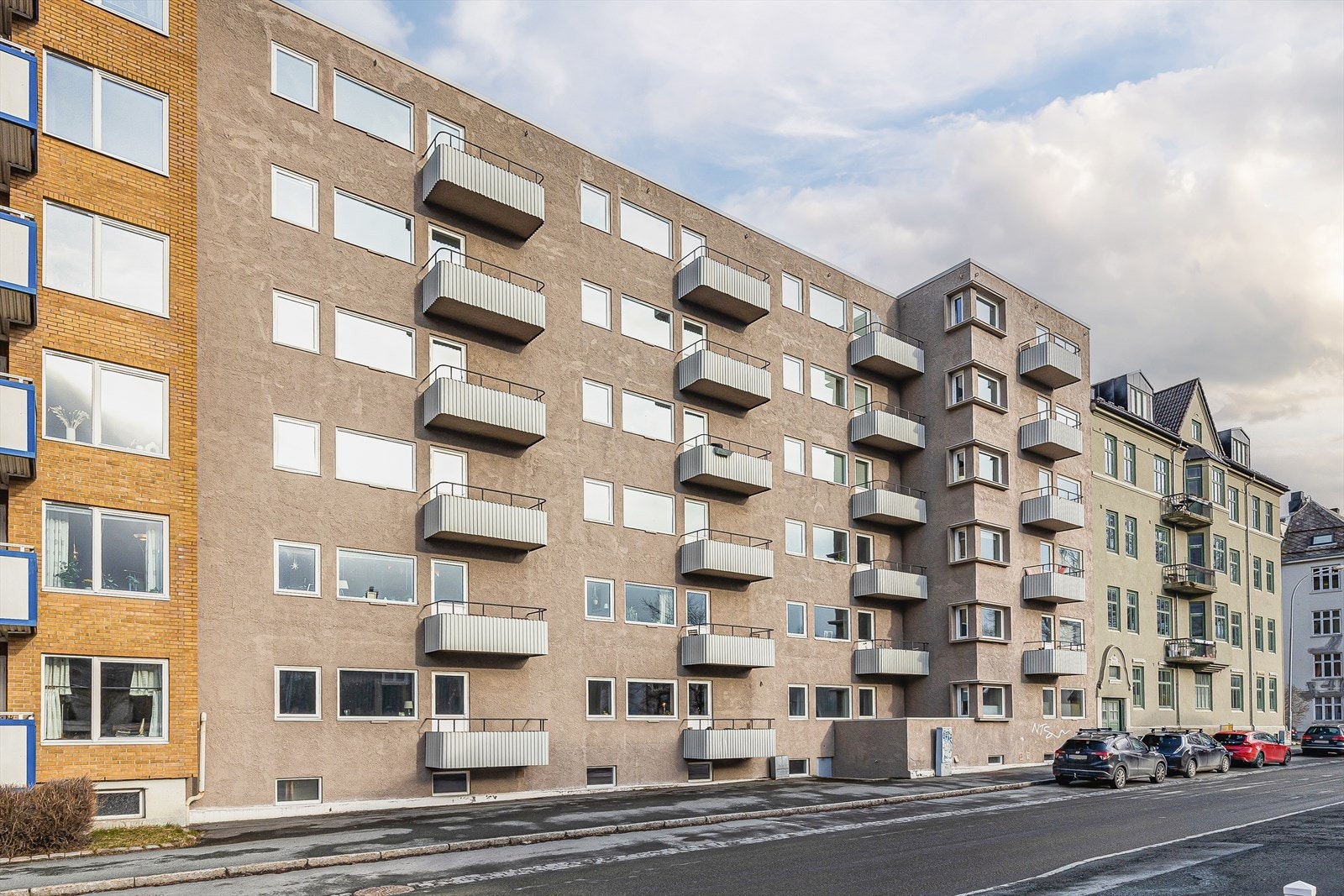 Fasadebilde. Det er soneparkering i området. Galleribilde