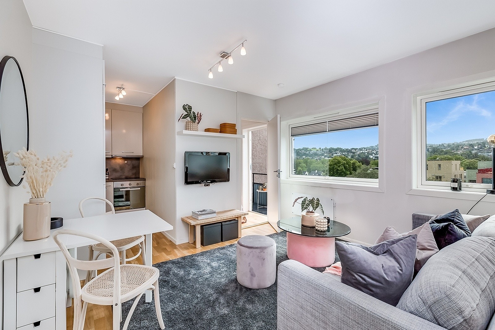 Her får man kort vei til blant annet NTNU Gløshaugen, NTNU Handelshøyskolen, Helgasetr, St. Olavs hospital og Trondheim sentrum som byr på "alt" av fasiliteter. Galleribilde