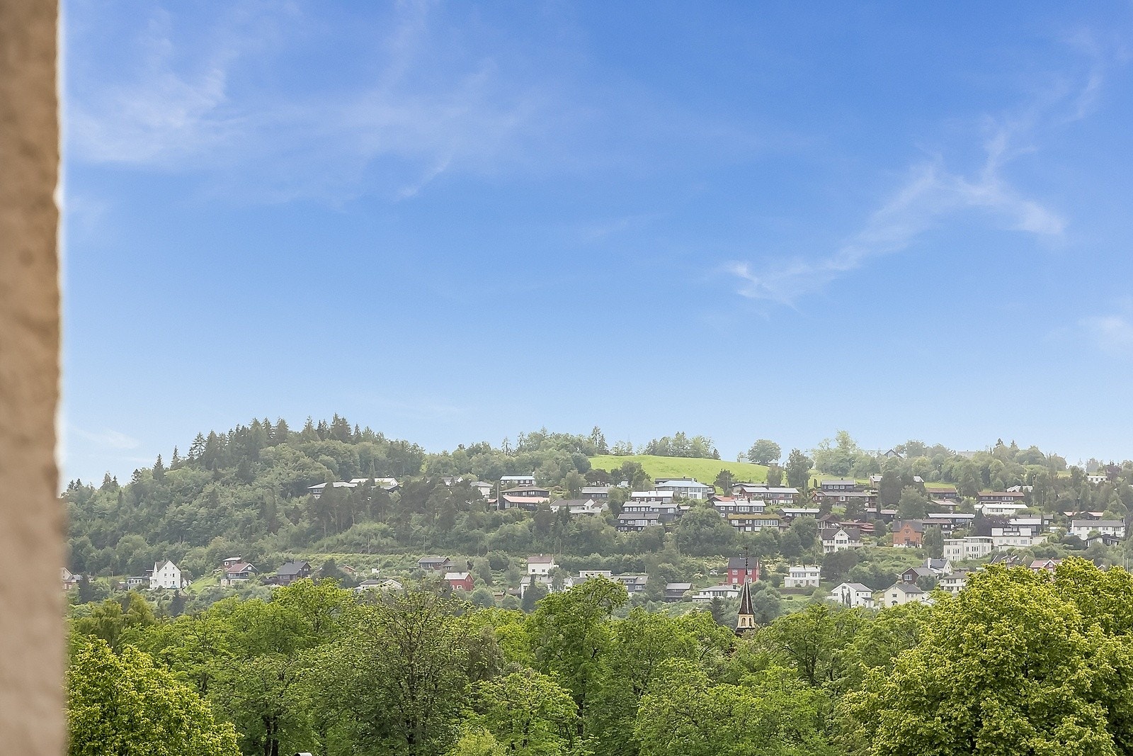 Utsikt fra verandaen mot Byåsen. Galleribilde