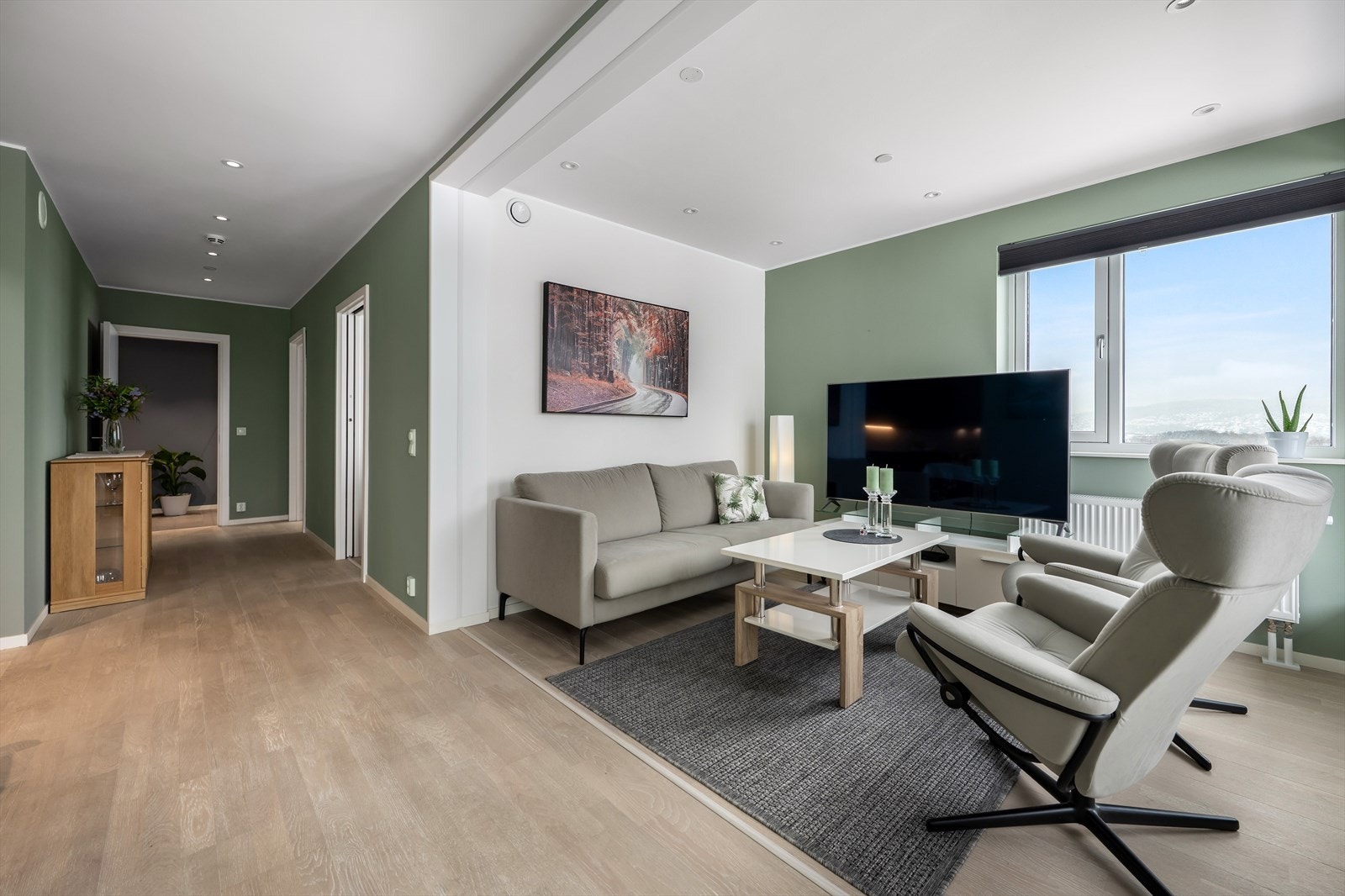 Fra stuen er det utgang til balkong med utsyn ut over nærområdet. Galleribilde