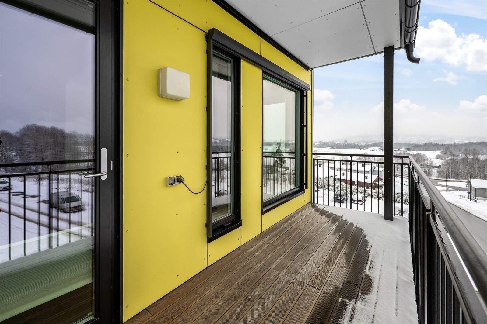 Romslig, overbygget balkong med god plass til diverse utemøbler. Galleribilde