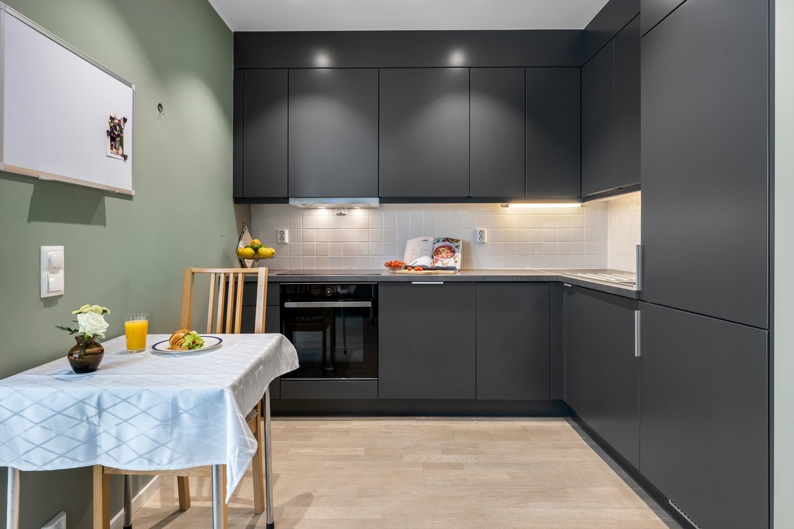 Kjøkken har laminert benkeplate og rikelig med skap- og benkeplass. Galleribilde