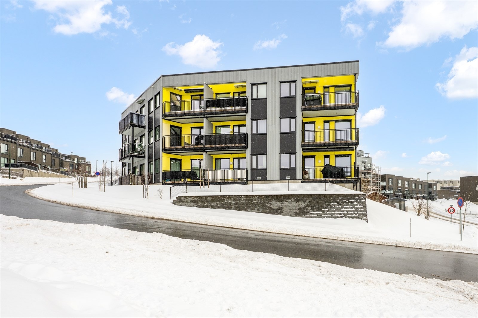 Leiligheten ligger fint til i 2. etasje på enden. Galleribilde