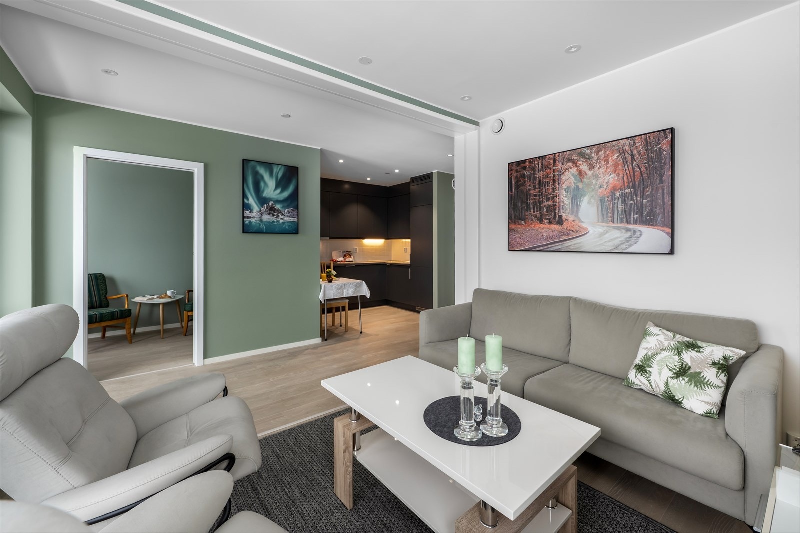 Det er fjernvarme og leiligheten varmes opp via radiatorovner i stue og på alle soverom. Det er gulvvarme i gang og på bad. Galleribilde