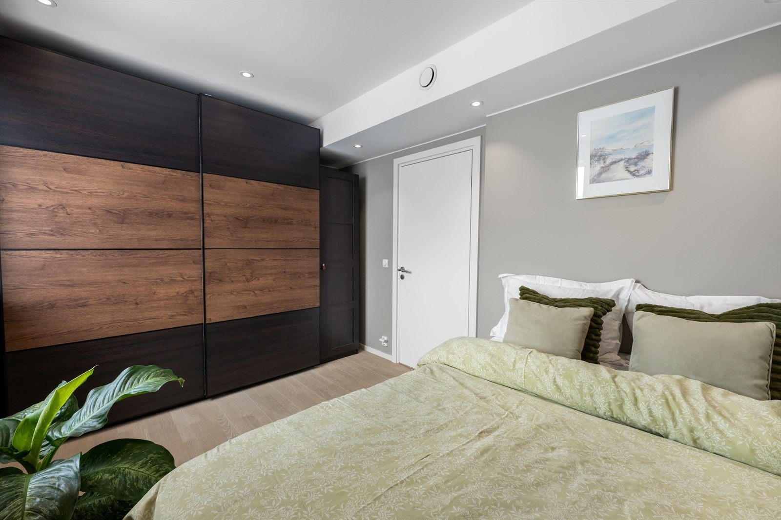 Hovedsoverommet har god plass til dobbeltseng og det er montert en praktisk skyvedørsgarderobe. Galleribilde