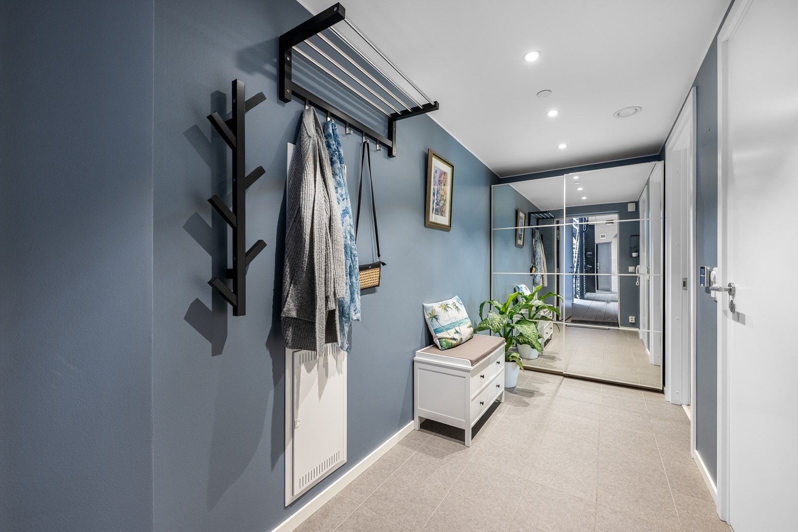 Entréen er romslig med gode oppbevaringsmuligheter i skyvedørsgarderobe. Det er også gulvvarme for en behagelig atmosfære. Galleribilde