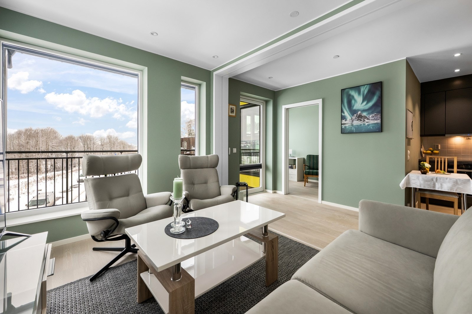 Stuen og kjøkkenet ligger i en åpen og sosial løsning. Galleribilde