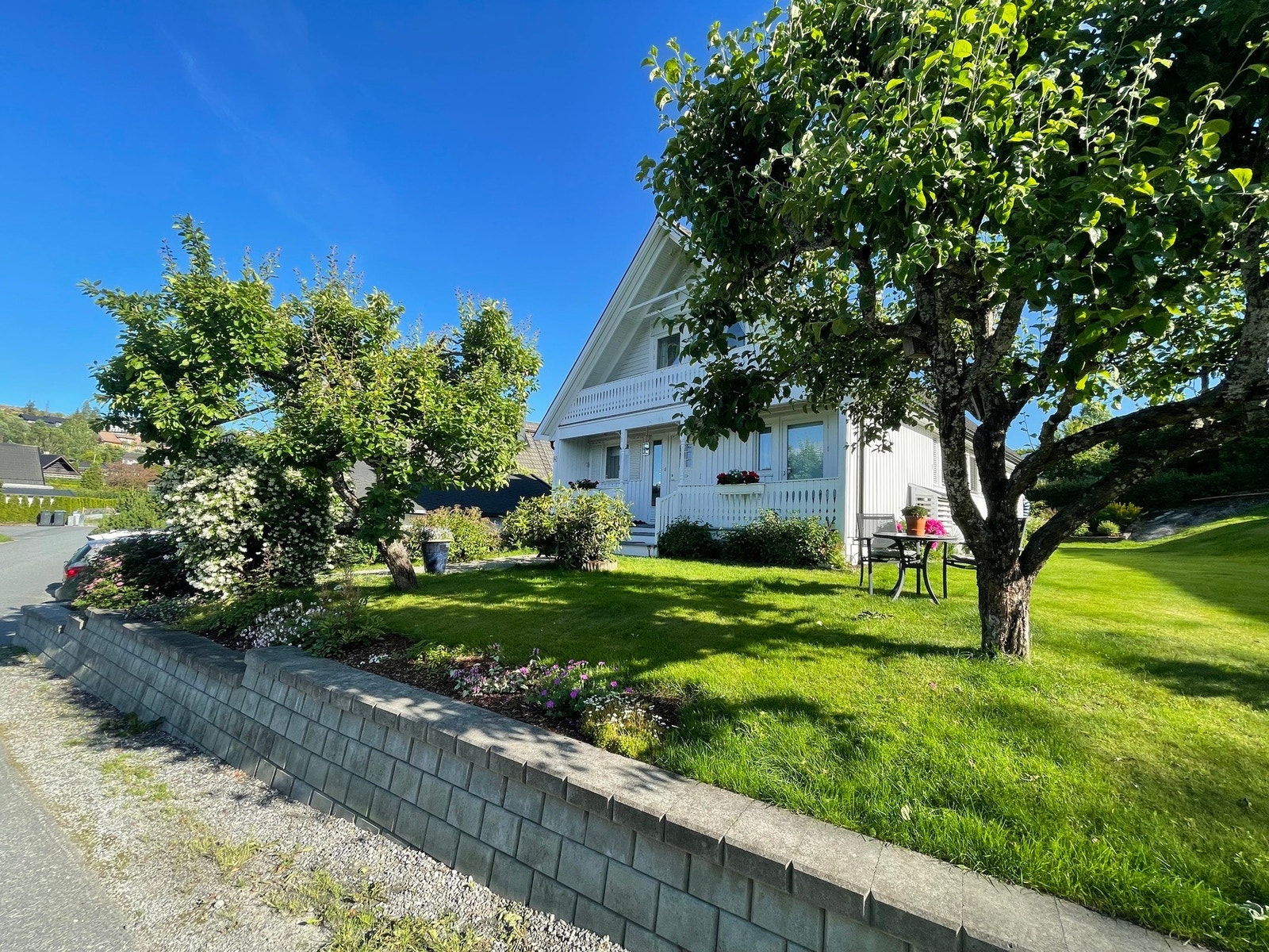 Eiendommen i sommerlig prakt Galleribilde