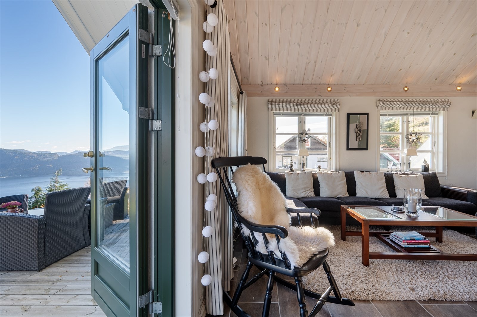 Naturlig forlengelse av stuen om sommeren. Galleribilde