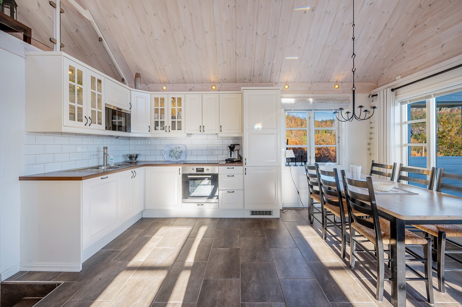 Pent kjøkken med god plass til oppbevaring og arbeid. Galleribilde