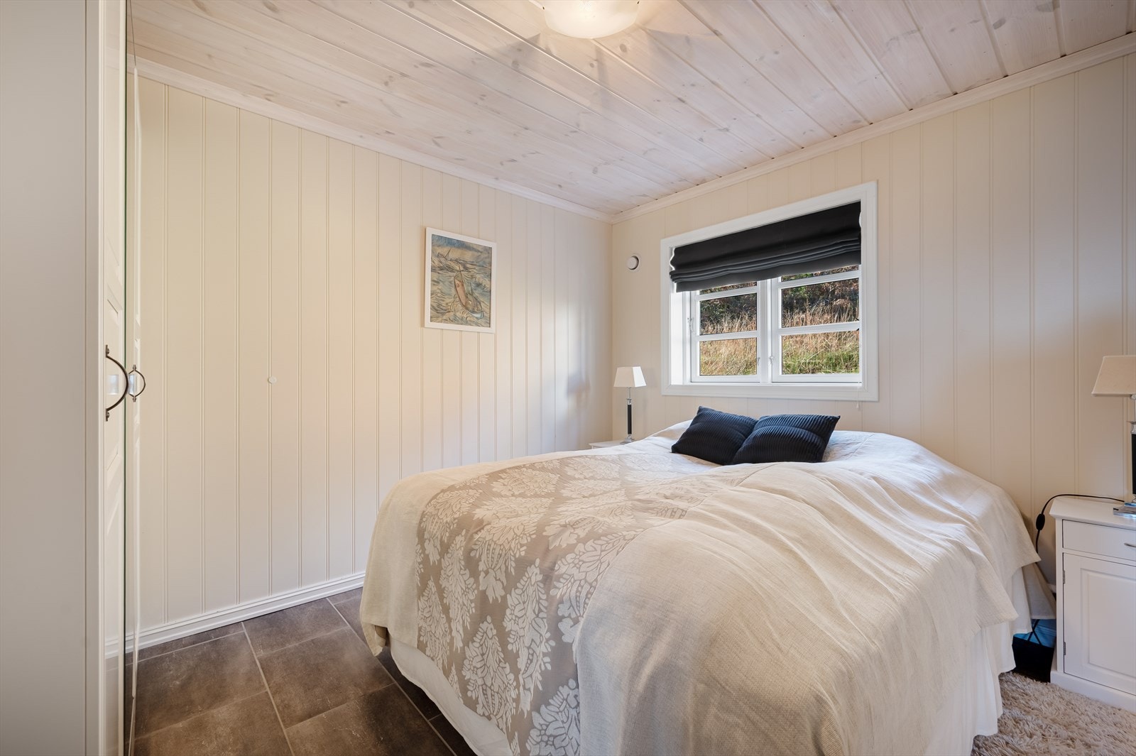 Soverom 2 er av god størrelse og har plass til både dobbeltseng og garderobeskap. Galleribilde