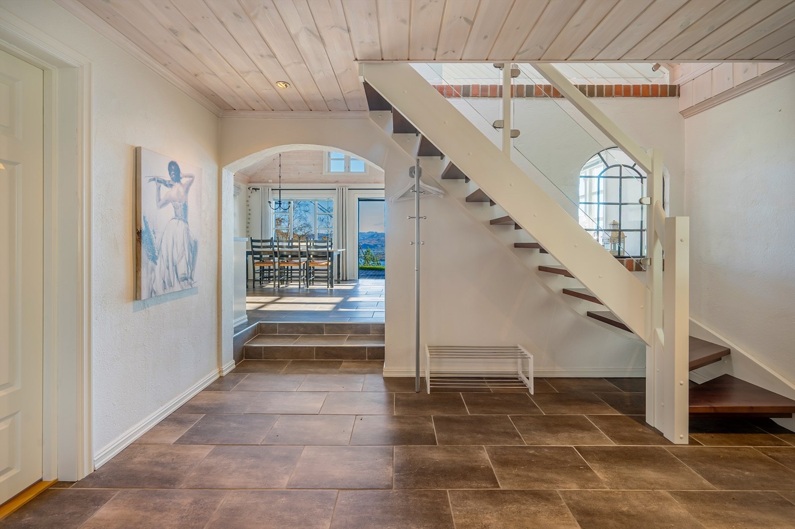 Romslig og åpen gang. Galleribilde